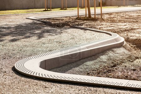 Foto de Curbs Spiral Shape of Sidewalk or Peestrian Path under Construction in Park. Diseño Paisaje Parque - Imagen libre de derechos