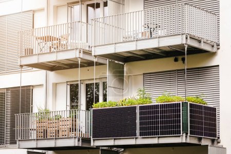Foto de Paneles solares en Balcón de Apartamento en Alemania. Sistema de energía de panel solar local pequeño en balcón. - Imagen libre de derechos