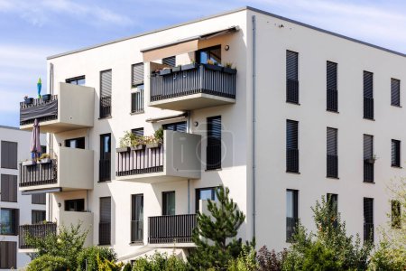 Maison extérieure moderne avec balcon confort, jardin patio et aménagement paysager. Conception moderne de l'immeuble en Allemagne, Europe.