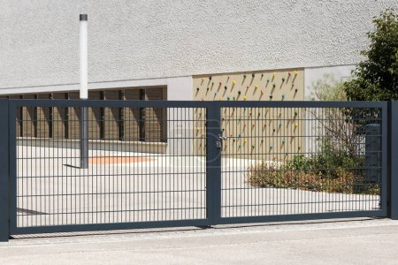 Porte de l'école privée ou terrain de sport. Porte d'entrée fermée avec serrure à aire de jeux de la propriété privée.