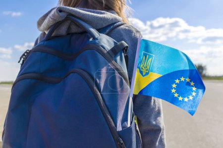 Bandera de Ucrania y la bandera de Eu juntos en bolsa o mochila de Ucrania Chica Turista. Ucrania es Europa Concepto de viaje.