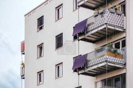 Foto de Sistema de Panel Solar en Balcón de Edificio Alto. Moderno edificio de apartamentos Balcones con batería solar. Concepto Eco City. - Imagen libre de derechos