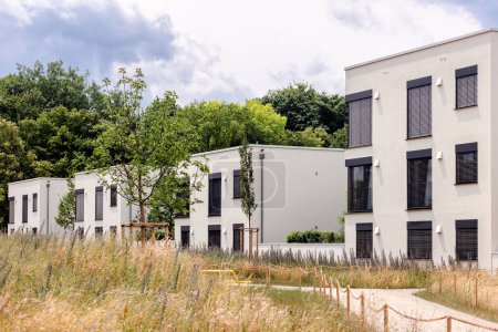 Edificios residenciales modernos Fachadas de casas nuevas con bajo consumo de energía en Alemania, Europa. Área de desarrollo de casas pasivas. 
