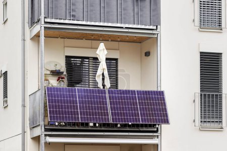 Foto de Paneles solares de balcón. Moderno sistema de mini panel solar en el balcón del edificio de apartamentos en la ciudad. Energía verde del plano moderno. - Imagen libre de derechos