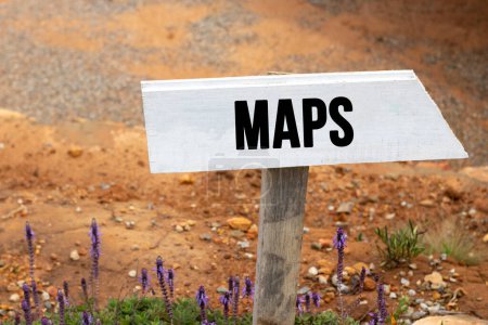 Foto de Señal de madera blanca con la palabra mapas con una luz - Imagen libre de derechos