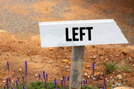 Foto de Letrero de madera blanca con la palabra izquierda en el suelo - Imagen libre de derechos