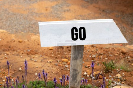 Foto de Letrero de madera blanca con la palabra ir en el suelo - Imagen libre de derechos