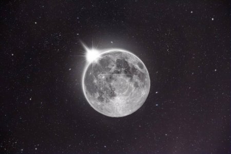 Téléchargez les photos : Belle et lumineuse lune avec fond réfléchissant le soleil - en image libre de droit