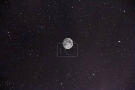 Téléchargez les photos : Petite lune brillante en haute résolution avec des étoiles en arrière-plan - en image libre de droit