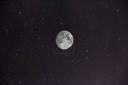 Téléchargez les photos : Petite lune vue à travers un télescope en haute résolution - en image libre de droit
