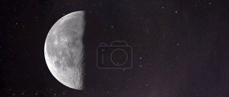 Téléchargez les photos : Belle lune brillante en haute résolution dans l'espace - en image libre de droit