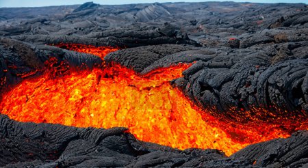 Téléchargez les photos : Rivière de lave volcanique brûlant en flammes en haute résolution et netteté - en image libre de droit