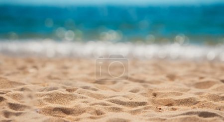 Téléchargez les photos : Belle plage de sable avec la mer dans le flou de fond - en image libre de droit