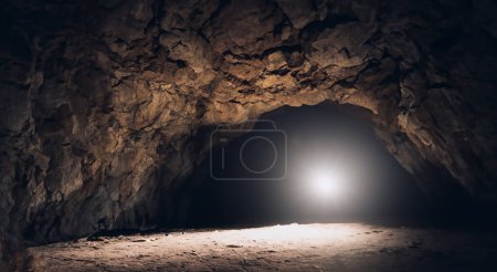 Foto de Hermosa cueva oculta con rayos de sol reflejados con buena iluminación en alta definición HD - Imagen libre de derechos