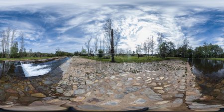 Foto de 360 Piscina de agua natural en La Codosera, Extremadura, España - Imagen libre de derechos