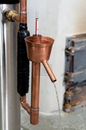 Nahaufnahme der Destillation von Alkohol und der Branntweinproduktion mit Kupferkondensator. Traditionelle Methode der Destillation von Whiskey, Wodka und Brandy.