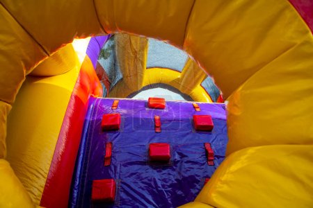 Foto de Amarillo rojo púrpura diversión inflable casa de la diversión para que el niño juegue - Imagen libre de derechos