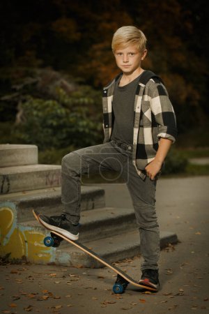 Foto de Niño posando al aire libre en skate park con tabla de skate - Imagen libre de derechos