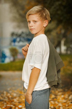 Foto de Niño posando al aire libre en el parque de skate para las fotos de prueba libro - Imagen libre de derechos