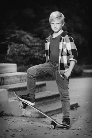 Foto de Niño posando al aire libre en el parque de skate para fotos de libros monocromáticos - Imagen libre de derechos