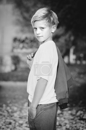 Téléchargez les photos : Jeune garçon posant en plein air dans un skate park pour des photos de livres monochromes - en image libre de droit