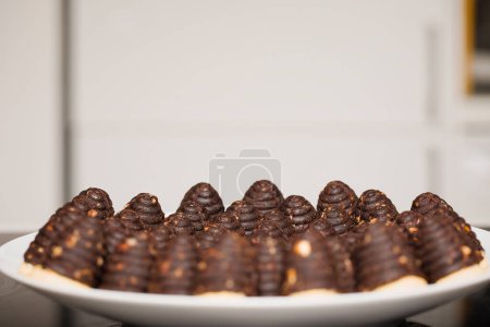 Téléchargez les photos : Extraction de bonbons de Noël traditionnels ruches d'abeilles de forme plastique - en image libre de droit