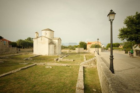 Téléchargez les photos : Village croate Nin au milieu de l'été pendant le jour de juin - en image libre de droit