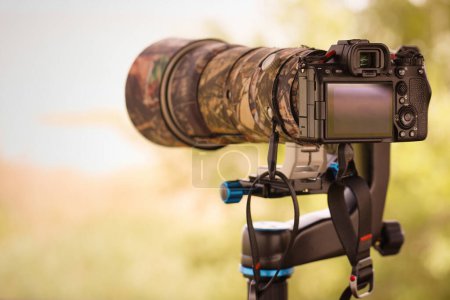 Digitalkamera mit Teleobjektiv zur Aufnahme von Wildtieren
