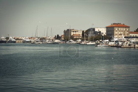 Téléchargez les photos : Ville croate de Zadar autour de l'emplacement du centre-ville portuaire en été - en image libre de droit