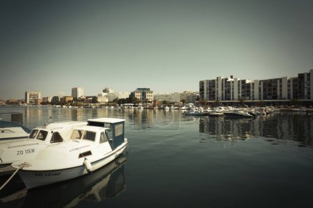 Foto de Ciudad croata de Zadar alrededor de la ubicación del centro del puerto en la hora de verano - Imagen libre de derechos