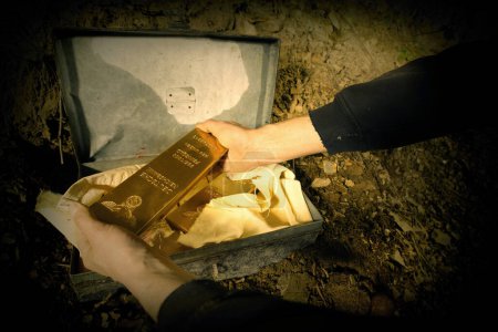 Foto de Aventurero con detector de metales encontró un depósito WW2 de oro alemán - Imagen libre de derechos