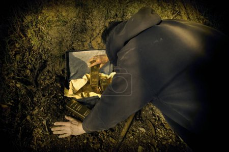Téléchargez les photos : Aventurier avec détecteur de métaux trouvé un dépôt WW2 d'or allemand - en image libre de droit