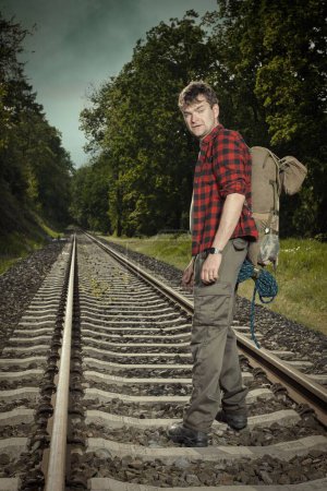Téléchargez les photos : Aventurier avec haversack rétro nature errante sur le chemin de fer - en image libre de droit