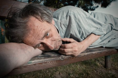 Téléchargez les photos : Vieil homme accro ivre dans le parc de la ville d'été incapable de marcher - en image libre de droit