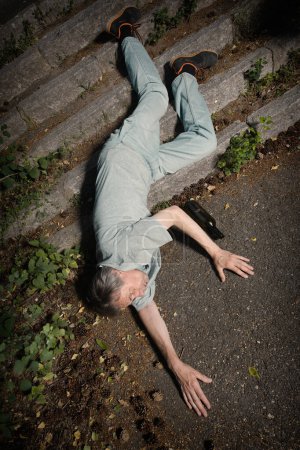 Foto de Viejo adicto borracho en el parque de la ciudad de verano incapaz de caminar - Imagen libre de derechos