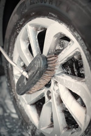 Foto de Detalles de la limpieza de piezas de automóviles en la caja de lavado de auto servicio - Imagen libre de derechos