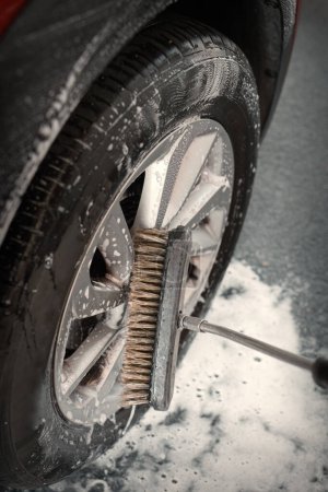 Téléchargez les photos : Détails du nettoyage des pièces de voiture dans la boîte de lavage de voiture libre-service - en image libre de droit