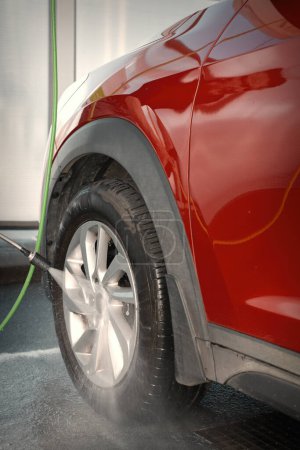 Téléchargez les photos : Détails du nettoyage des pièces de voiture dans la boîte de lavage de voiture libre-service - en image libre de droit