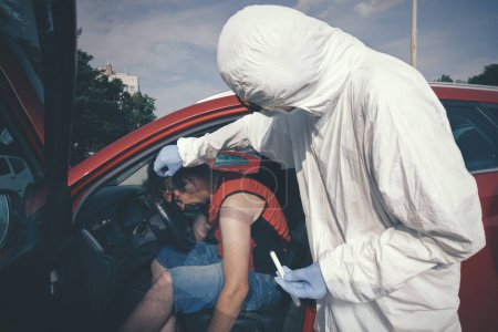 Foto de Investigación de la escena del crimen - investigación y recolección de pruebas en el coche con el hombre muerto - Imagen libre de derechos
