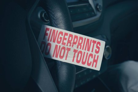 Foto de Investigación de la escena del crimen: hallazgo y desarrollo de huellas dactilares en el automóvil - Imagen libre de derechos