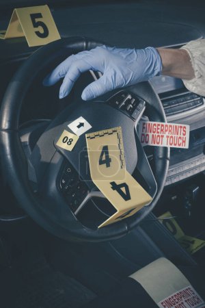 Foto de Investigación de la escena del crimen: hallazgo y desarrollo de huellas dactilares en el automóvil - Imagen libre de derechos