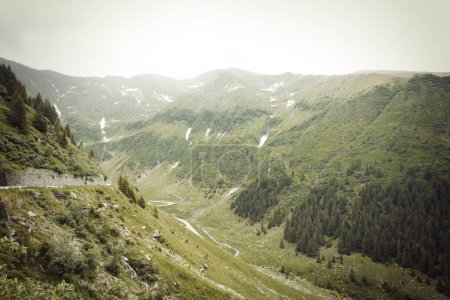 Foto de Misty view of trans fagarasan route mountain pass in 2000 meters - Imagen libre de derechos