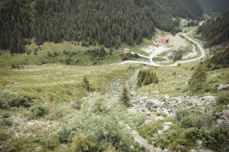 Téléchargez les photos : Vue imprenable sur la route trans fagarasan col de montagne à 2000 mètres - en image libre de droit