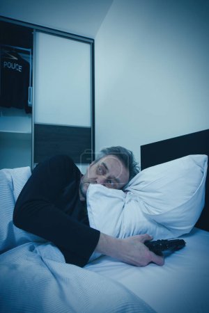 Foto de Oficial de policía despertando en su habitación asustado de intruso - Imagen libre de derechos