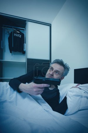 Téléchargez les photos : Officier de police se réveillant dans sa chambre peur de l'intrus - en image libre de droit