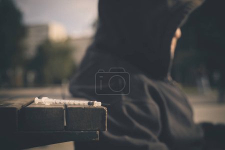 Téléchargez les photos : Agressif homme âgé sous l'influence de la drogue dans le parc ensoleillé de la ville - en image libre de droit
