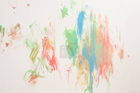 Foto de Resultado de pintar a mano la pared en casa por niña jugando con los colores - Imagen libre de derechos