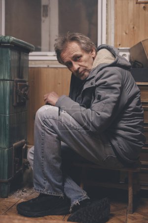Foto de Ciudadano mayor pasar el tiempo de la noche en su pequeña cabaña refugio - Imagen libre de derechos