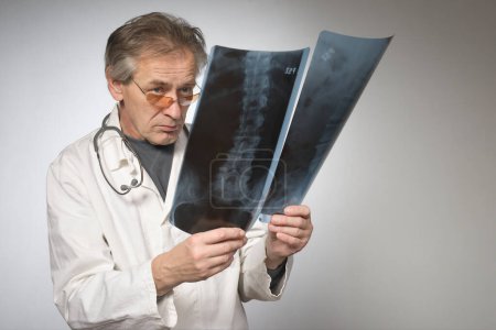 Foto de Médico practicante en bata médica tradicional retro determinar la enfermedad - Imagen libre de derechos