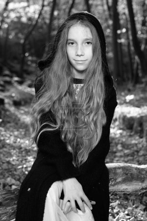 Téléchargez les photos : Jeune fille dans le style halloween posant dans la forêt d'automne - en image libre de droit